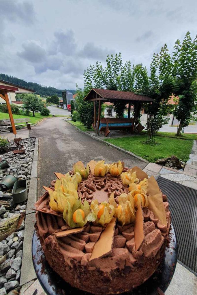 Bäckerei - Dornwiesenhof in Fichtenberg-Mittelrot / Ferienwohnung - Bäckerei - Hofladen - Eis - Schnapsbrennerei - Events