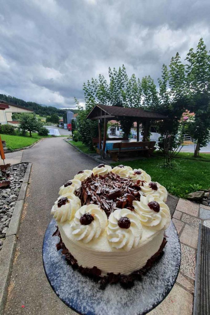 Bäckerei - Dornwiesenhof in Fichtenberg-Mittelrot / Ferienwohnung - Bäckerei - Hofladen - Eis - Schnapsbrennerei - Events